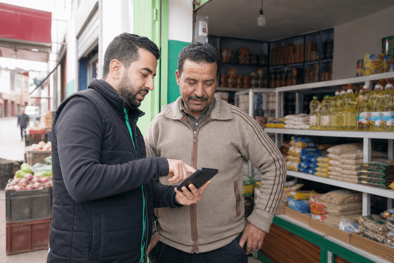 Commercial en visite auprès d'un point de vente marocain